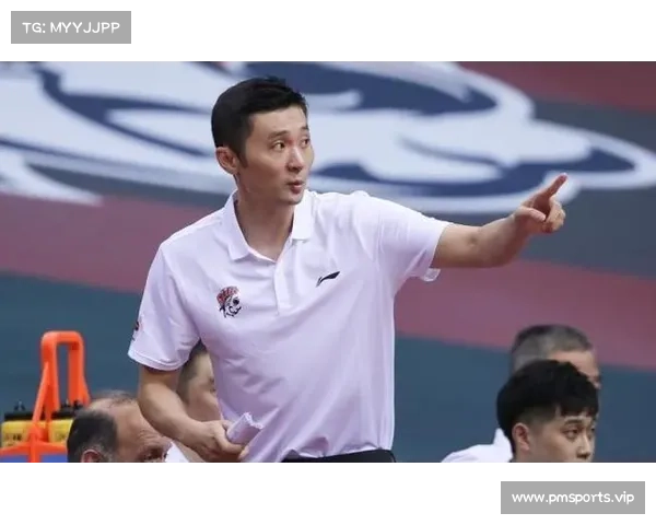 沪疆大战感动落幕 刘炜与球迷合影暖心告别并喊话下赛季 沪疆大战感动落幕 刘炜与球迷合影暖心告别并喊话下赛季