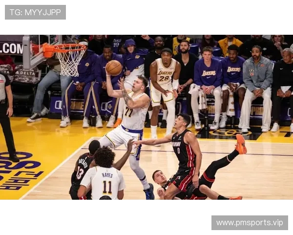 东契奇督促芬尼史密斯多投篮称多次空位机会应更加果断出手进攻端 东契奇督促芬尼史密斯多投篮称多次空位机会应更加果断出手进攻端